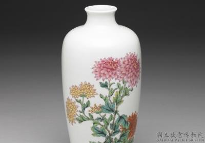 图片[2]-Mei-p’ing vase in yang-ts’ai enamels with imperial poem and chrysanthemum décor 1743 (Ch’ien-lung reign)-China Archive